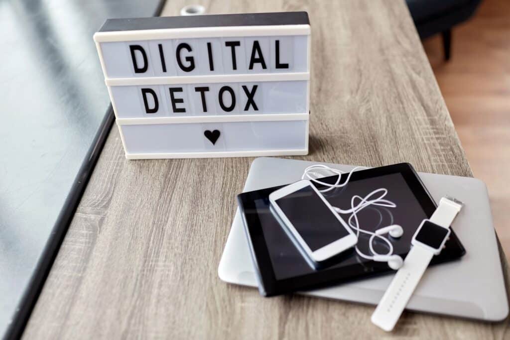 digital detox sign with phones and smart watch